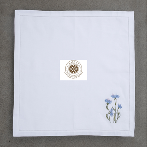 Lino natural con bordado de aciano, suave pero duradero, con vibrantes flores azules que añaden un toque fresco y elegante a las mesas. - Product Image 3