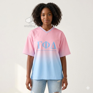Camiseta Oversize para Mujer Gamma Phi Delta, Rosa y Azul, Casual, Holgada, Cuello en V, para la Hermandad Universitaria Griega - Product Image 5