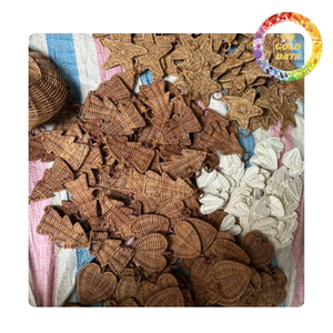 Ornements de Noël en rotin naturel en gros : étoiles, cœurs, cloches et formes d'arbres pour la décoration des fêtes - Product Image 5