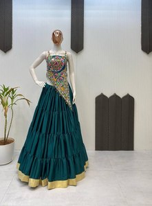 Blusa Tradicional de Diseñador con Estampado Especial para Navratri, en Poliéster y Rayón, con Bordado Pesado de Espejos, y Lehenga de Satén Chinon con Encaje Gota Patta - Product Image 3