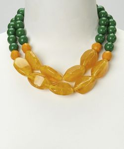 Collier pendentif en résine au style chic moderne, bijoux en résine de qualité supérieure pour femmes et filles, collier en résine avec un design élégant fait à la main - Product Image 3