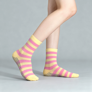 Calcetines de Yoga Antideslizantes a Rayas, Calcetines de Pilates Transpirables de Longitud Media con Agarre para Mujer - Product Image 1
