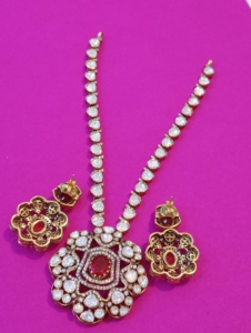Ensemble collier et boucles d'oreilles plaqué or pour mariage, avec design floral, bijoux faits à la main pour femmes - Product Image 6