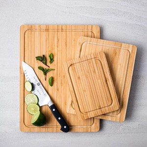 Planche à découper en bambou écologique de marque TL, fabriquée au Vietnam, en bois massif, avec rainures pour les jus, design empilable, facile à nettoyer, style moderne - Product Image 1