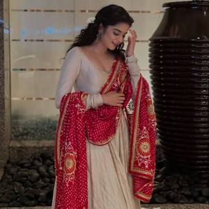 Robe pour femme de créateur et ensemble Dupatta avec bordure en dentelle pour tenue de fête - Product Image 4