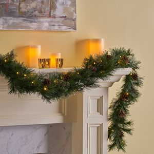 Set di 2 Ghirlande Natalizie da 2,7 m con 20 Pigne, 50 Luci LED Bianco Caldo, Funzionamento a Batteria, Timer, Effetto Neve in Cashmere per Interni - Product Image 1