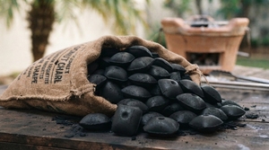 Charbon de coco 100% naturel en briquettes, forme oreiller, pour barbecue, sans fumée, faible teneur en cendres, fabricant - Product Image 6