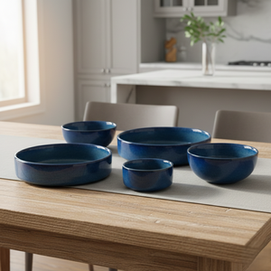 Collection de vaisselle élégante en porcelaine bleue avec bols coordonnés, plat de service, cuisine sophistiquée pour restaurants ou hôtels - Product Image 1