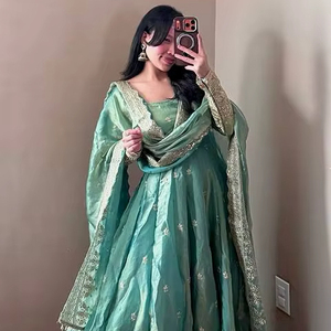 Conjunto de Vestido Anarkali de Diseñador para Mujer, Completamente Cosido, de Seda Fandy, para Fiestas, con Detalles Bordados - Product Image 1