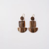 Boucles d'oreilles en corne de buffle, design moderne, faites à la main, légères, naturelles, par Curio Craft