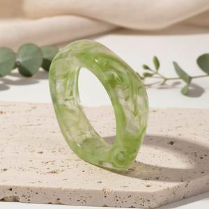 Bracelet en résine attrayant, fabriqué avec des pigments multicolores, pour la collection d'accessoires de mode contemporains pour femmes - Product Image 3