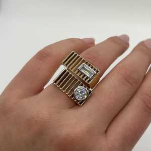 Anillo de Oro Ancho Personalizado con Diamante Esmeralda de 1 Quilate Creado en Laboratorio, Oro 10k 14k 18k, Banda de Jaula Audaz, Fabricante de Joyería al por Mayor, Engaste de Bisel - Product Image 2