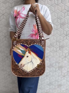 Bolso de cuero hecho a mano con apliques de caballo, estilo vintage, con correa para el hombro, para mujer, para uso diario. - Product Image 2