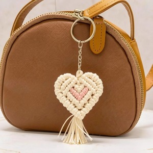 Porte-clés en forme de cœur, objet décoratif, charme en macramé fait main, parfait pour les sacs, les clés et la décoration de la maison - Product Image 4