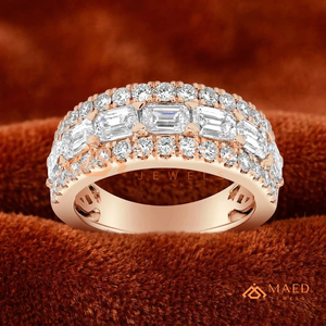 Anillo de compromiso y aniversario de moissanita de lujo con tres filas de moissanita talla esmeralda y redonda en oro rosa para ella - Product Image 4