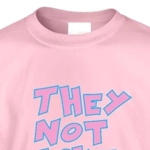 เสื้อยืดแขนสั้นสีชมพูอ่อนลายกราฟิกสำหรับเด็ก ลายพิมพ์ตัวอักษร "They Not Like Us" คอกลม สวมใส่สบายทุกวัน แฟชั่นเสื้อยืดเด็ก - Product Image 3