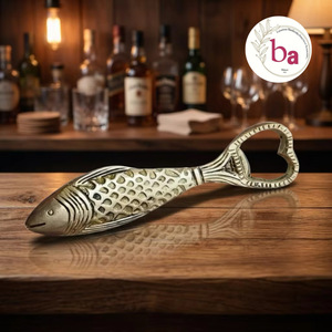 Ouvre-bouteille classique de luxe en bois et laiton en forme de poisson, écologique et réutilisable, outil de bar pour fêtes et mariages - Product Image 1