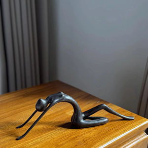 Sculpture minimaliste en laiton noir, figurine idéale pour la décoration des espaces de yoga et de méditation, fabriquée à la main en Inde - Product Image 1