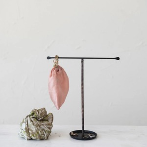 Expositor de Joyería Metálico con Bandeja para Collares y Pulseras, Acabado Negro, Diseño Minimalista - Product Image 4