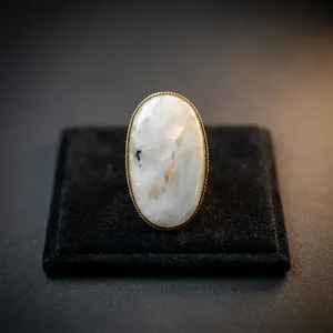 Cabochon en pierre de lune blanche à rainures en laiton |   Pierre précieuse de pierre de lune blanche naturelle sertie dans un cadre |   Cadre en laiton fait main pour la création de bijoux avec cabochons - Product Image 1