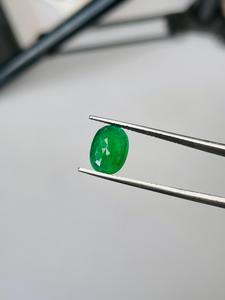 Esmeralda Natural de Zambia, Corte Ovalado, 3.53 Quilates, Calidad AAA, Certificada por IGI, Color Verde, Gema para Joyería - Product Image 3