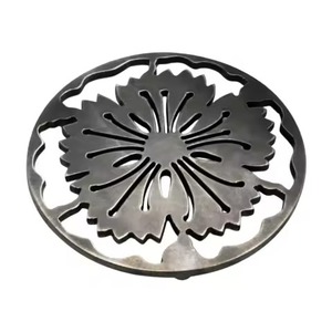 Sous-plat rond en métal noir mat moderne, motif pétale ajouré, minimaliste, antidérapant, pour protection de table et comptoir - Product Image 5