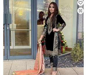 Ensemble Kurti de mariage de haute qualité en soie chinon lourde, avec broderie en fausse fourrure et sequins, par FabZone - Product Image 3