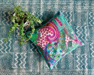 Funda de Almohada Cuadrada Kantha Vintage, Hecha a Mano en Algodón, Cojín Decorativo Boho para Hotel y Hogar, Tamaños Personalizables, Hecho en India para Exportación - Product Image 1