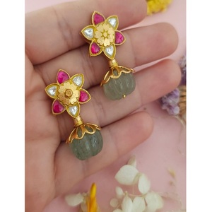 Boucles d'oreilles pendantes en moissanite plaquées or de qualité supérieure, style Kundan, pour femmes et jeunes filles, idéales pour les soirées et les tenues de fête, tendance. - Product Image 1