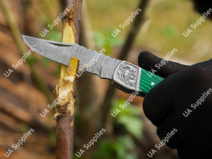 มีดพับเหล็กดามัสกัสทำมือ ด้ามหินมาลาไคต์ ขอบหยัก 7.5 นิ้ว พร้อมปลอกหนัง EDC - Product Image 4