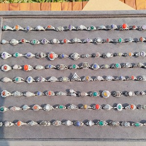 แหวนทองเหลืองคลาสสิกยอดนิยมสำหรับทุกเพศ ประดับพลอยธรรมชาติ เหมาะสำหรับวันเกิด วันครบรอบ โอกาสพิเศษ มีจำหน่ายทั่วโลก - Product Image 6