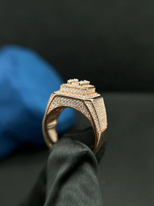 Anillo de compromiso y boda para hombre de plata de ley 925 chapado en rodio, estilo hip hop, con diseño de racimo de circonitas talla baguette y redonda, ideal para regalo. - Product Image 5