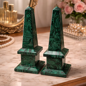 Juego de 2 Obeliscos de Cristal de Malaquita Hechos a Mano, Modernos y Ecológicos, Torres Decorativas de Piedras Preciosas - Product Image 1