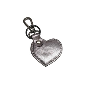 พวงกุญแจหนังฟอยล์สีเงินเมทัลลิก พร้อมห่วงคล้องแบบตะขอสำหรับสุนัข สั่งซื้อจำนวนมากจากโรงงาน ขายส่ง รับทำโลโก้แบรนด์ ของขวัญ ของที่ระลึก น่ารัก - Product Image 1