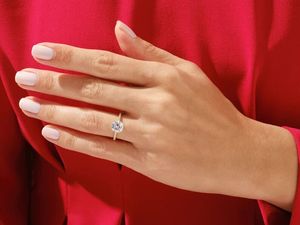 Bague de fiançailles solitaire classique ronde, avec bande latérale sertie de diamants pavés, sertissage à 4 griffes, bijoux de mariée plaqués or de haute qualité - Product Image 2