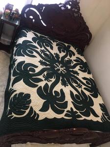 Colcha Hawaiana Tradicional Hecha a Mano por Diseñadores, con Apliques Hechos a Mano |   Cubrecama con Estampado de Palmeras Tropicales y Piñas en Verde Oscuro y Crema - Product Image 3
