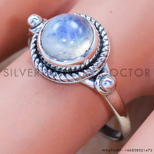 แหวนเงินแท้ 925 ประดับมูนสโตนทรงกลมสีรุ้ง งานแฮนด์เมด ดีไซน์ใหม่ เครื่องประดับคุณภาพสูง - Product Image 2