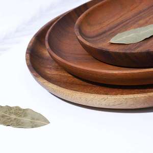Assiette en bois de qualité supérieure pour la table à manger, la présentation des aliments et une utilisation élégante à la maison et en cuisine, disponible à la vente - Product Image 6