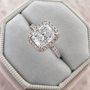 Anillo de Compromiso con Halo de Diamantes Corte Princesa para Mujer, Estilo Clásico - Product Image 1