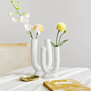 Vase en résine jaune en forme de lettre U, écologique, décoration artistique pour la maison, artisanat personnalisé MOON RISE CRAFT - Product Image 3