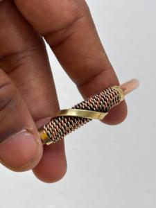 Bracelet manchette en cuivre fait main avec détail en fil torsadé, ajustable, bijou artisanal en métal pour la mode - Product Image 1