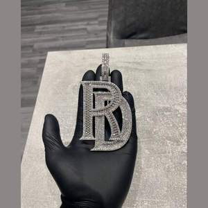 Colgante para hombre de plata 925 chapada con diseño de letra Allah, moissanita auténtica de corte princesa de 4 quilates, estilo HipHop, engaste de garra con incrustaciones, certificado GIA - Product Image 2