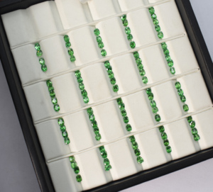 Tsavorita natural verde intenso, corte ovalado, 4x3 mm, tamaño melee, limpieza óptica, gema suelta para joyería. - Product Image 2