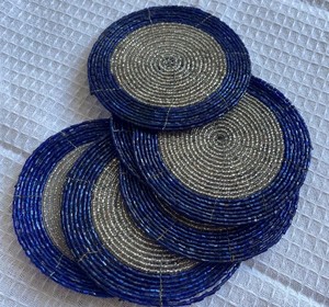 Diseño de cuentas en espiral redondas. Decoración de mesa artesanal de primera calidad. Detalles de cuentas negras y plateadas. Posavasos de lujo elaborado por artesanos. - Product Image 1