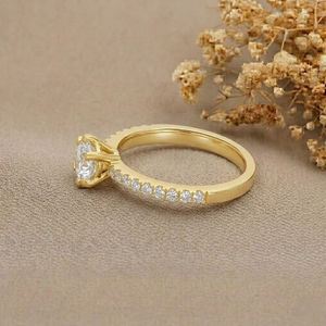 Anillo de Compromiso de Oro Amarillo de 14K para Mujer con Diamante Cultivado en Laboratorio Redondo y Diamantes Laterales, Estilo Clásico - Product Image 4