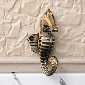 Porte-manteau mural décoratif en métal antique à double crochet, robuste, pour la maison - Product Image 2