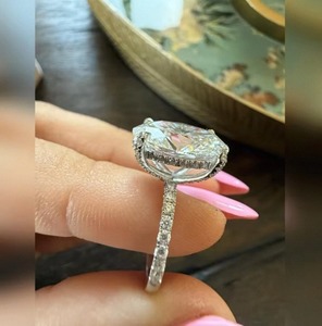 Anillo de diamante de corte ovalado de lujo cultivado en laboratorio en oro de 9K, 14K y 18K para mujer, perfecto para regalo de compromiso, boda y aniversario. - Product Image 5