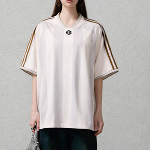 Maillot de football américain tendance 2026 pour femme, coupe oversize à rayures, léger et respirant en polyester, haut de sport décontracté, marque privée OEM - Product Image 3