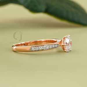 Anillo de compromiso solitario de oro rosa con diamante de laboratorio redondo de 1.01 quilates, VVS VS DEF, con piedras laterales, tono oro amarillo - Product Image 3