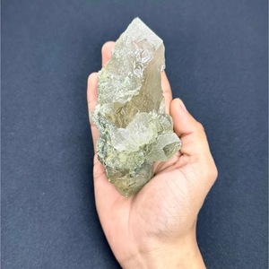 Exquisito Cristal de Cuarzo del Himalaya de 6 Pulgadas Hecho a Mano con Inclusiones de Clorita, Raro Cristal Samadhi para Coleccionistas - Product Image 1